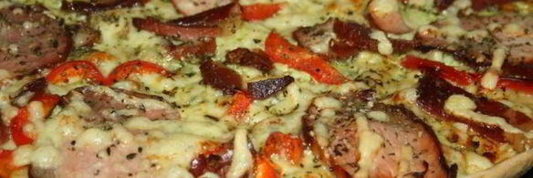 пицца мясная с пастромой и сыровяленым окороком