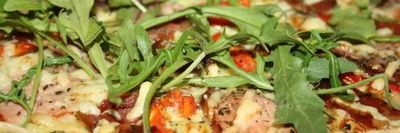 пицца мясная с пастромой и сыровяленым окороком