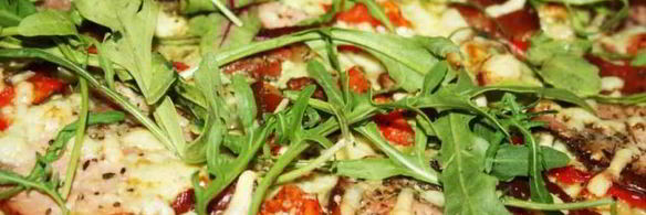 пицца мясная с пастромой и сыровяленым окороком