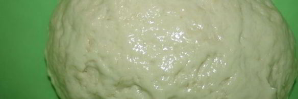 пицца на дрожжевом тесте с сыром сулугуни и колбасой сальчичон