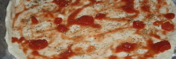 пицца на дрожжевом тесте с сыром сулугуни и колбасой сальчичон