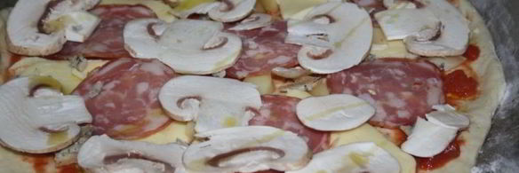 пицца на дрожжевом тесте с сыром сулугуни и колбасой сальчичон