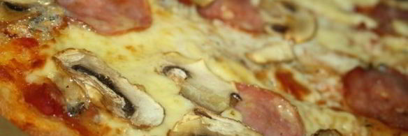 пицца на дрожжевом тесте с сыром сулугуни и колбасой сальчичон