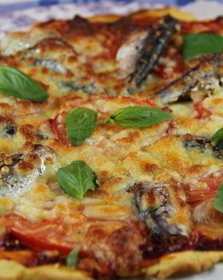 Пицца на кукурузном тесте с сардинами, томатами и моцареллой