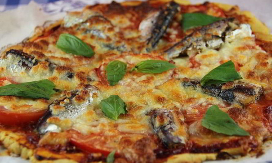 Рецепт пиццы на кукурузном тесте с сардинами, томатами и моцареллой