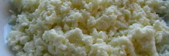 пицца на кукурузном тесте с сардинами, томатами и моцареллой