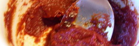 пицца на кукурузном тесте с сардинами, томатами и моцареллой