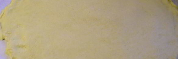 пицца на кукурузном тесте с сардинами, томатами и моцареллой