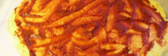 пицца на кукурузном тесте с сардинами, томатами и моцареллой