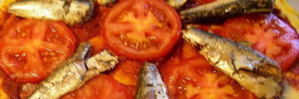 пицца на кукурузном тесте с сардинами, томатами и моцареллой