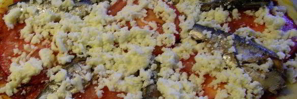 пицца на кукурузном тесте с сардинами, томатами и моцареллой