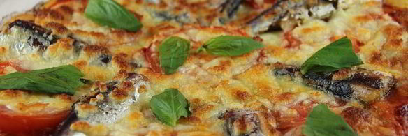 пицца на кукурузном тесте с сардинами, томатами и моцареллой