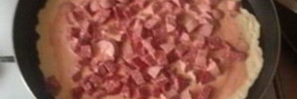 пицца на сковороде на сметане