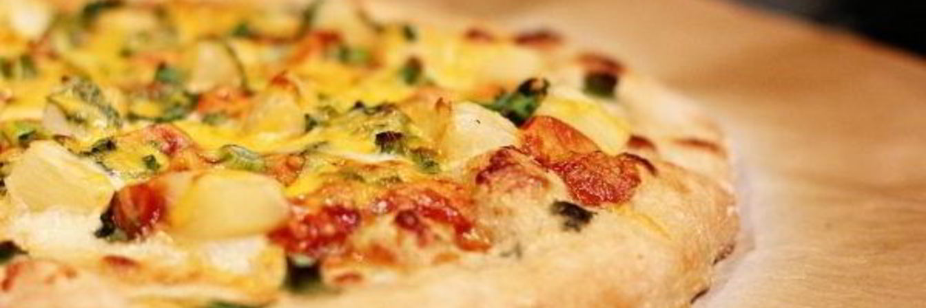 Пицца с ананасами и курицей