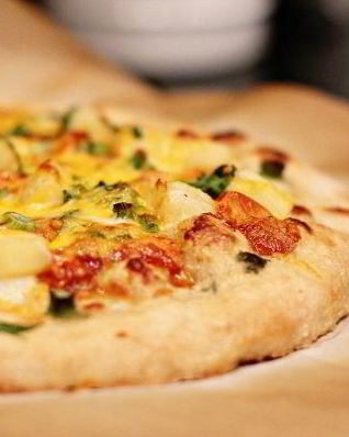 Пицца с ананасами и курицей