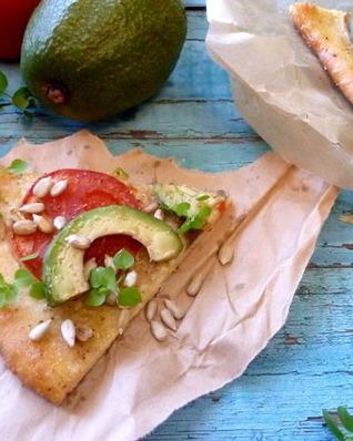 Пицца с авокадо и семечками