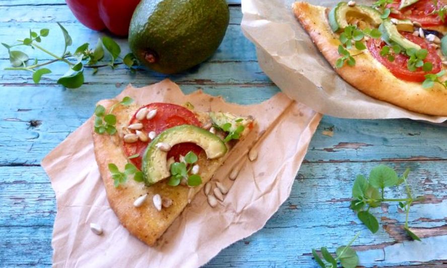 Рецепт пиццы с авокадо и семечками