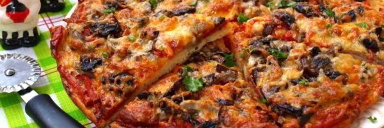 Пицца с грибами и колбасой