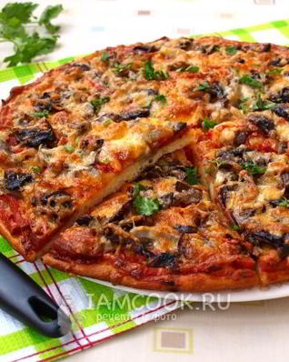 Пицца с грибами и колбасой