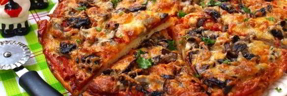 пицца с грибами и колбасой