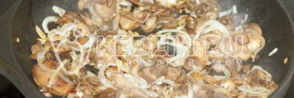 пицца с колбасой и грибами