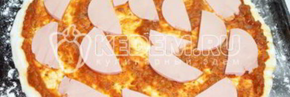 пицца с колбасой и грибами