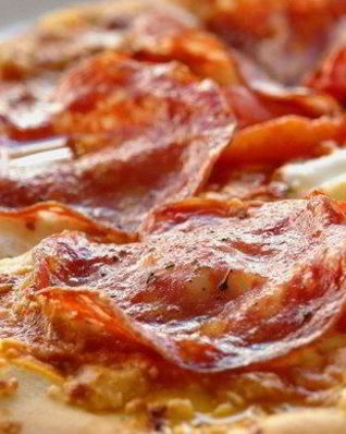 Пицца с колбасой и маринованным луком