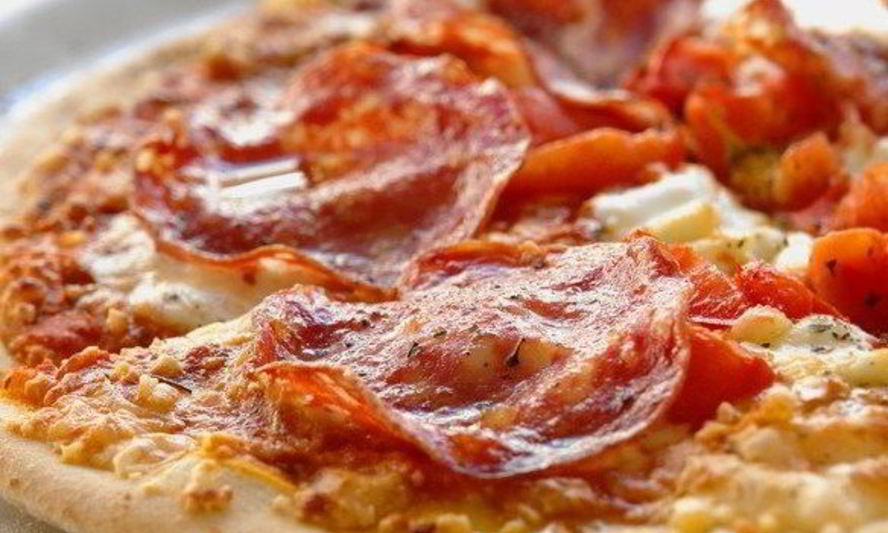 Рецепт пиццы с колбасой и маринованным луком