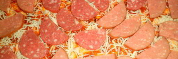 пицца с колбасой и оливками