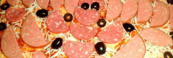 пицца с колбасой и оливками