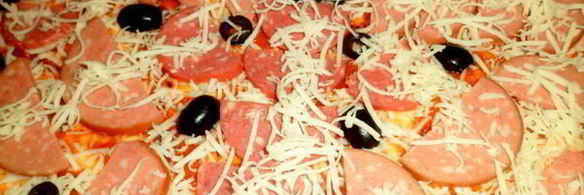 пицца с колбасой и оливками