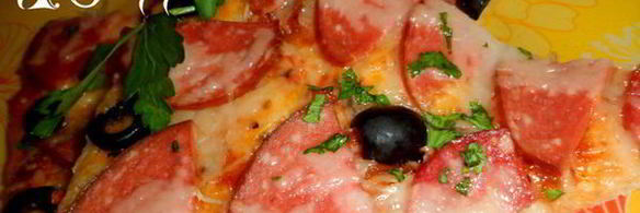 пицца с колбасой и оливками