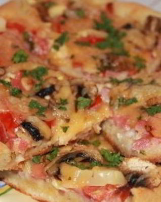 Пицца с колбасой и шампиньонами