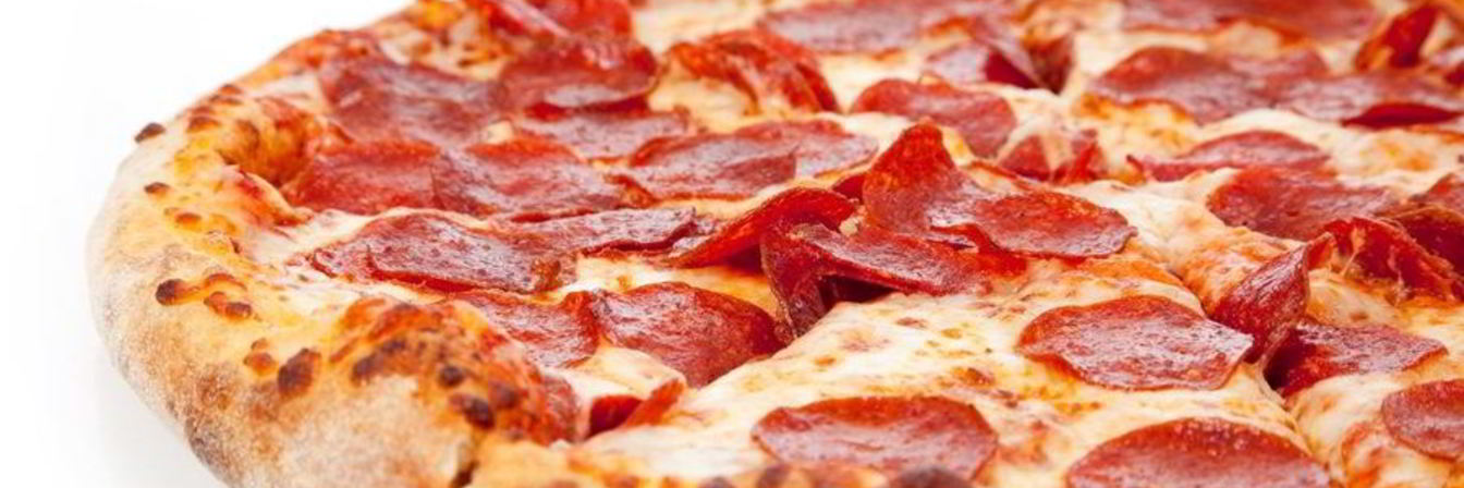 Пицца с колбасой и сыром