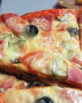 Пицца с колбасой по-немецки