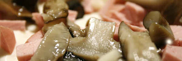 пицца с колбасой