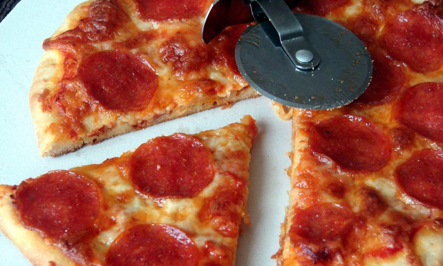 Рецепт пиццы с копченой колбаской