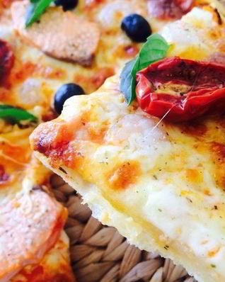 Пицца с креветками и семгой