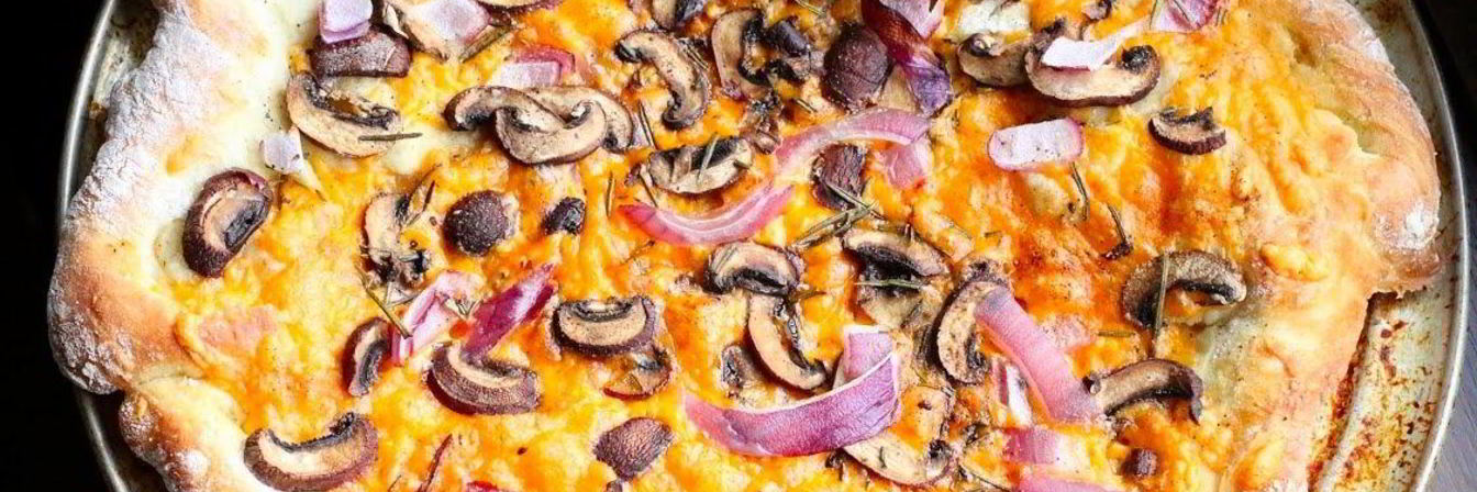 Пицца с луком и сыром