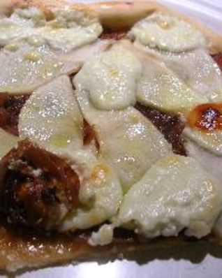 Пицца с луком, яблоком и горгонзолой