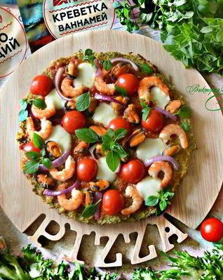 Пицца с морепродуктами на основе из брокколи