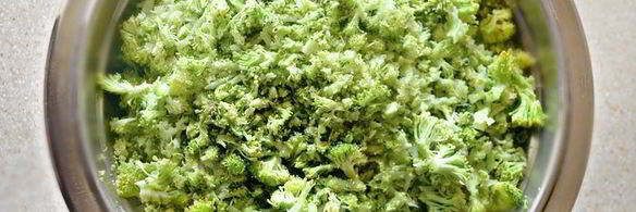 пицца с морепродуктами на основе из брокколи