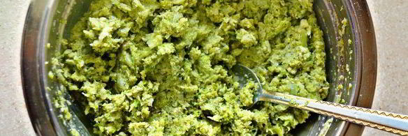 пицца с морепродуктами на основе из брокколи