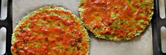 пицца с морепродуктами на основе из брокколи