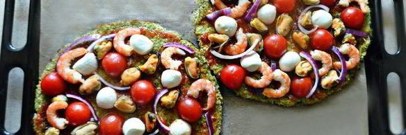 пицца с морепродуктами на основе из брокколи