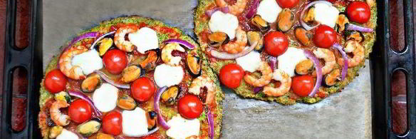 пицца с морепродуктами на основе из брокколи