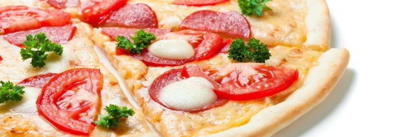 Пицца с моцареллой и колбасой