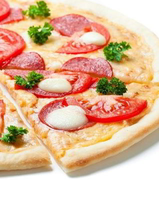 Пицца с моцареллой и колбасой