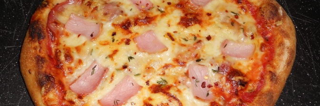 Пицца с мясом и помидорами