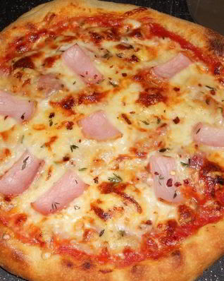 Пицца с мясом и помидорами